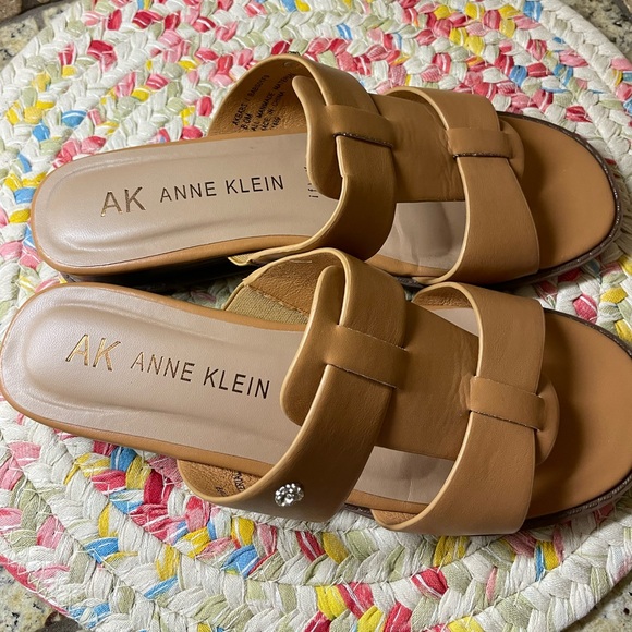 Anne Klein Tan leather slide sandal ( like brand new) Size 8 Med - Picture 3 of 7